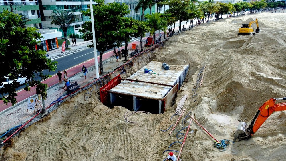 Galeria de drenagem em construção junto à orla