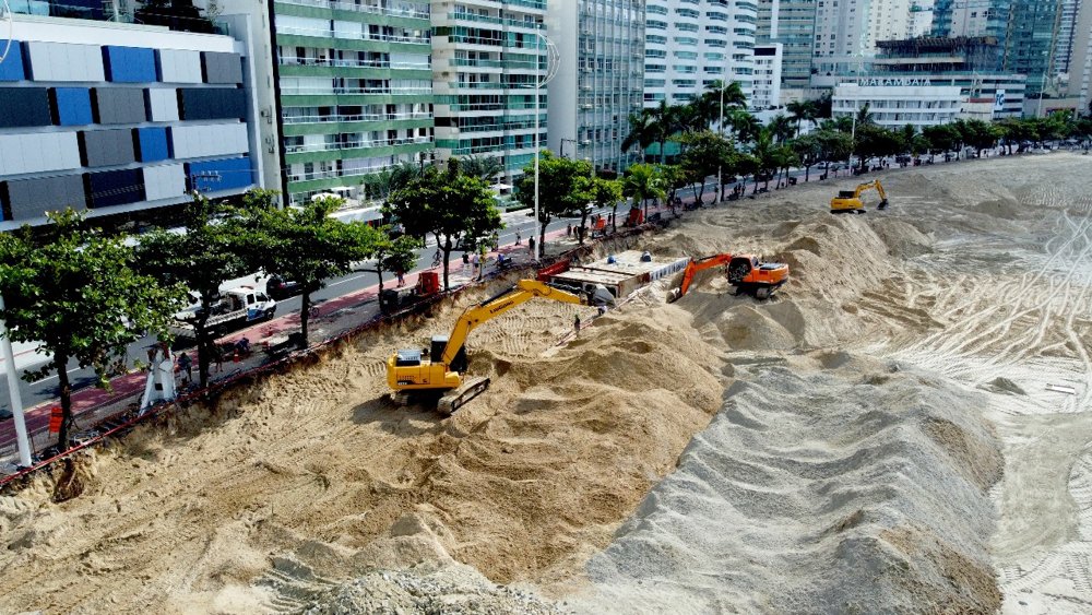 Vista aérea da obra de drenagem junto à avenida